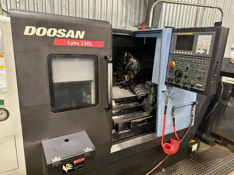 DOOSAN LYNX 220LC CNC TURNING CENTER